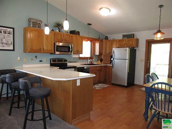 4th image of 3217 Glen Oaks Blvd