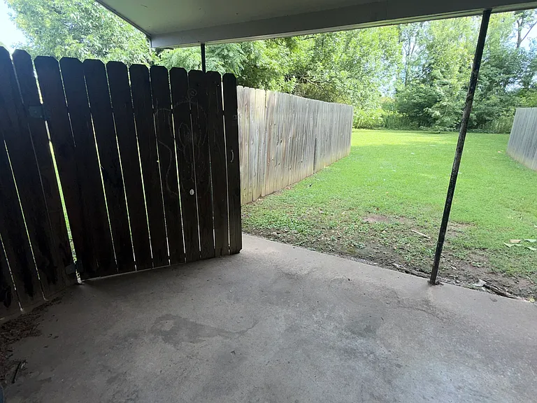1819 Robins St — Photo 2