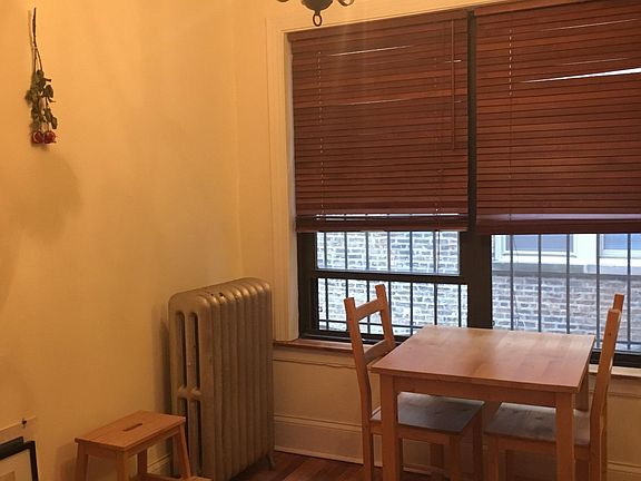 3rd image of 929 W Oakdale Ave APT 2I