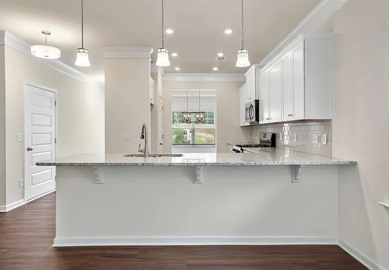 196 Marion Dr — Photo 2