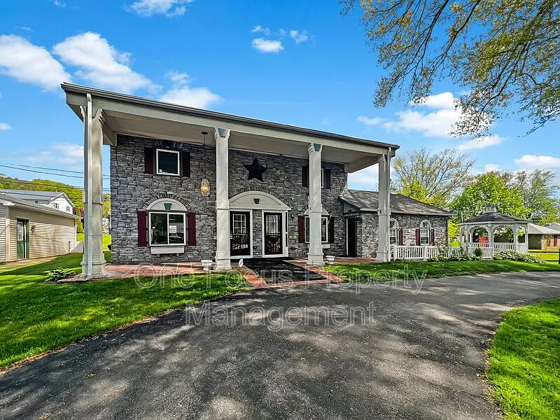 3 bed, 2.0 bath, $1,295 — Photo 1