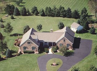 2445 Spring Hill Dr, Cedarburg, WI 53012