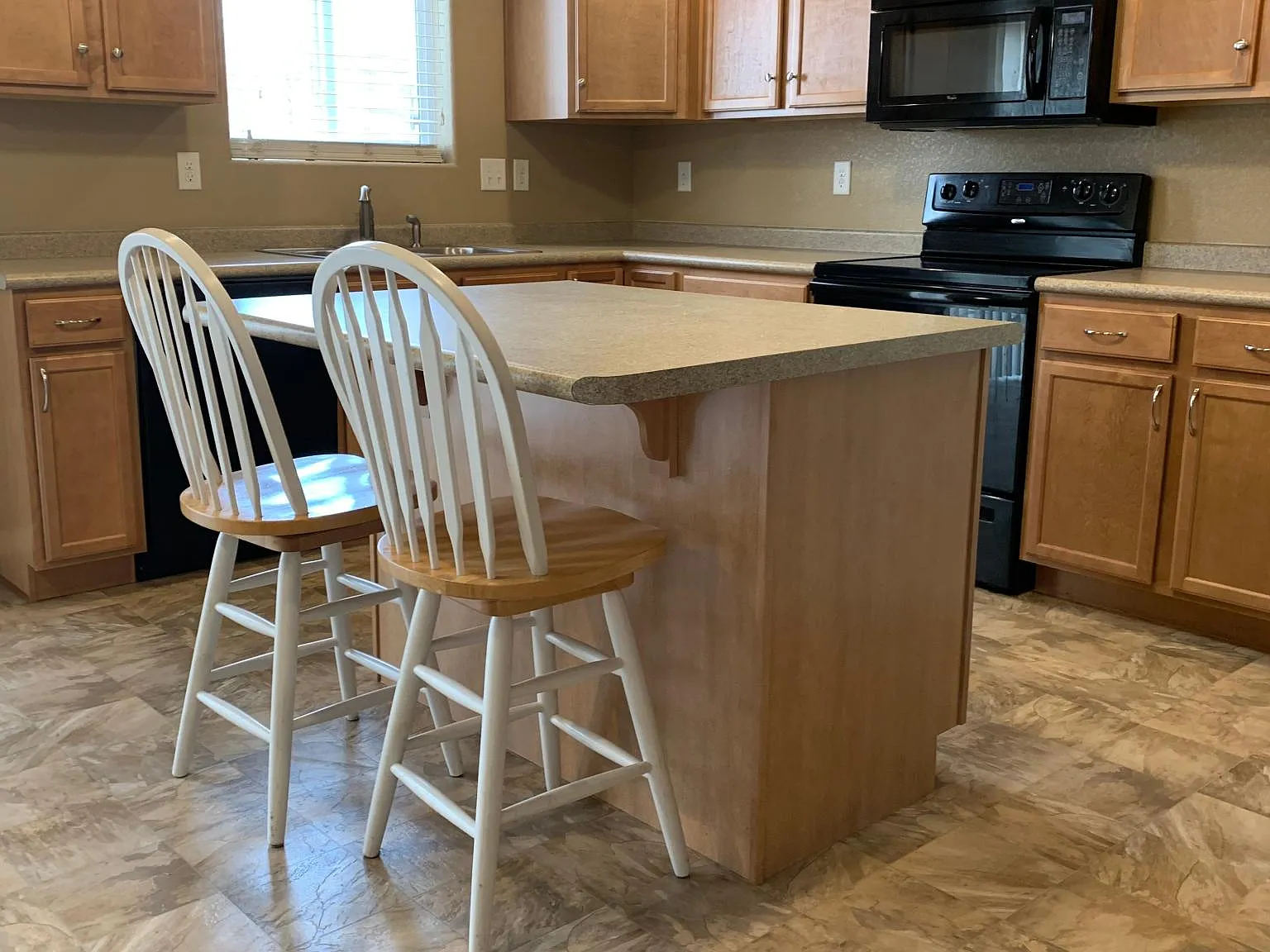 5 bed, 3193 sqft, $2,950 — Photo 3