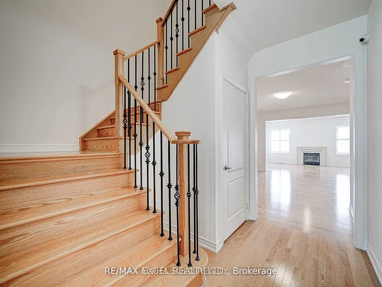 67 Alvin Curling Cres — Photo 5