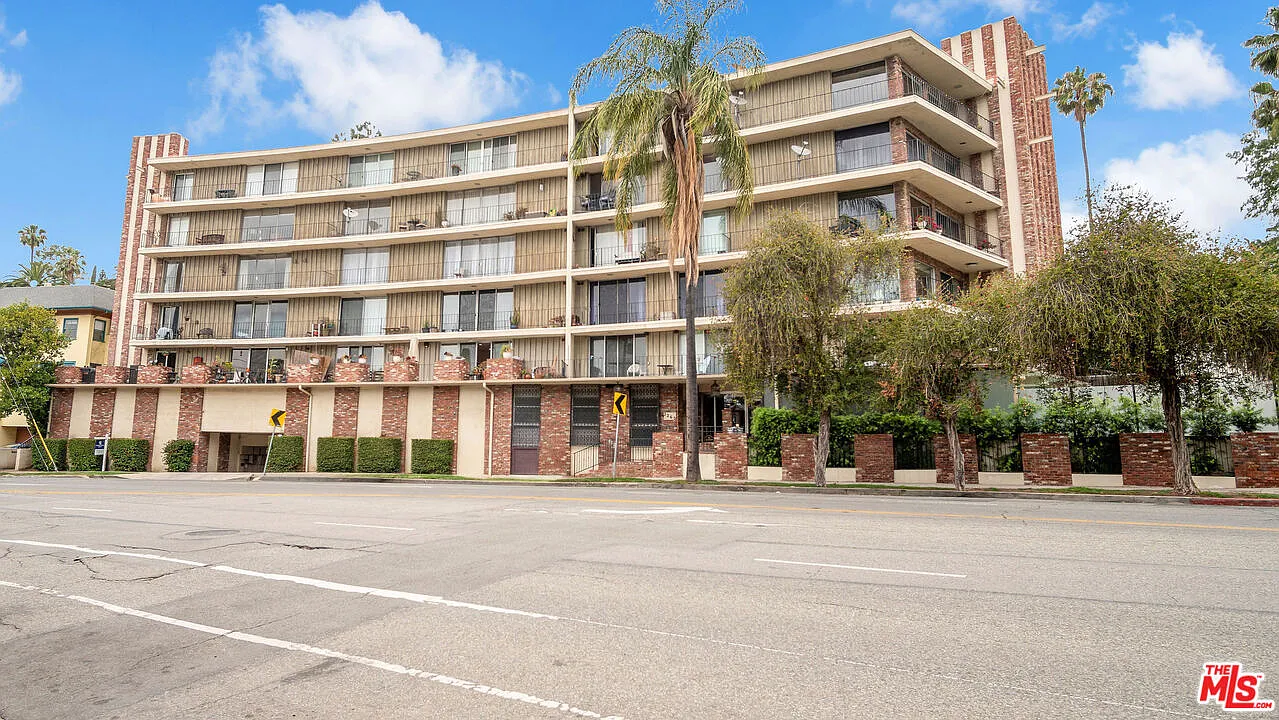 1 bed, 1.0 bath, 879 sqft, $2,500 — Photo 1