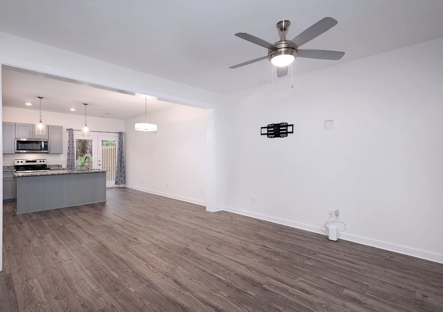 Like new townhome that is sure to impress! — Photo 3