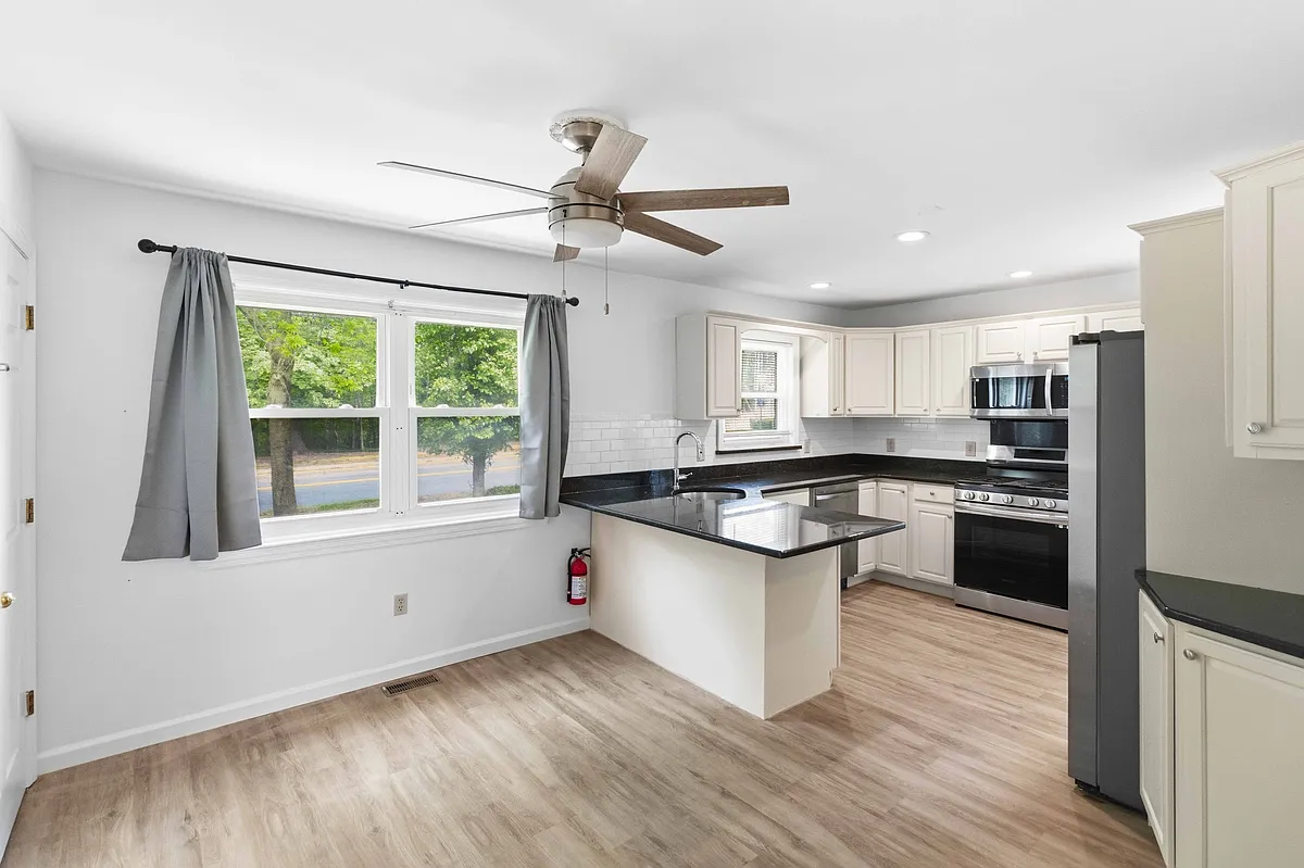 Building Photo - 86 N Farview Ave #1