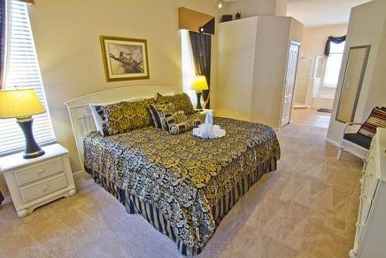 HR4P100PD-king-master-bedroom