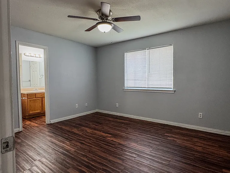 1712 Manor Garden Curv — Photo 9