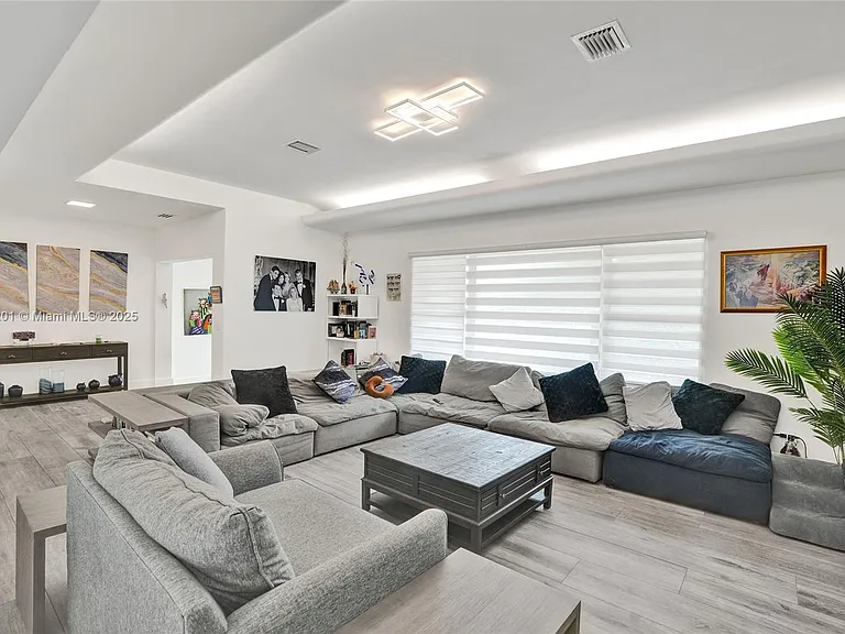 3784 Sheridan Ave — Photo 16