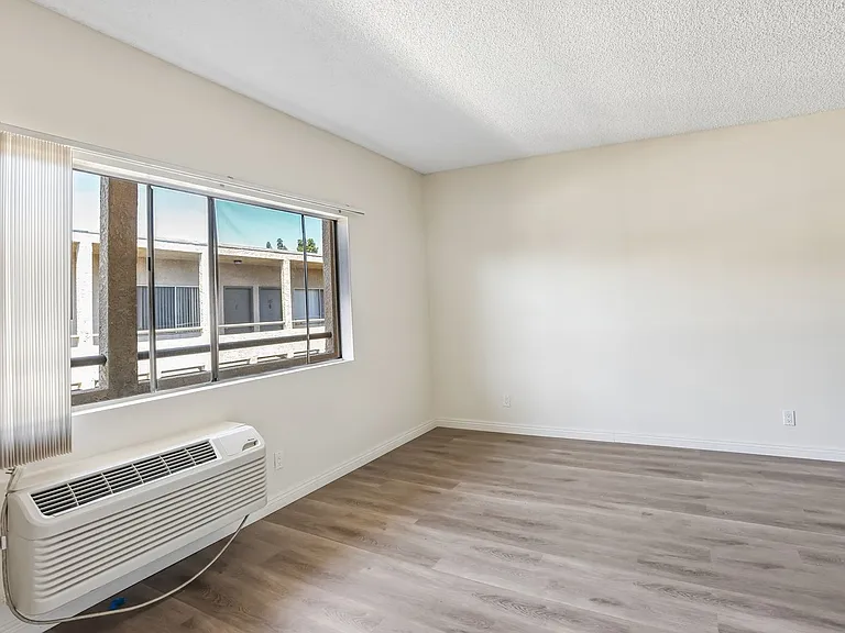 8541 Foothill Blvd., Sunland — Photo 23