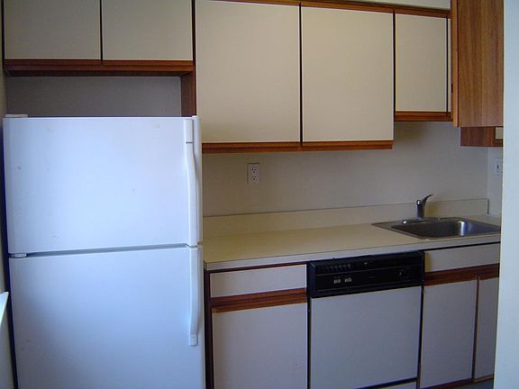 5th image of 2049 Bainbridge St Unit B