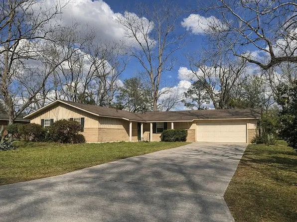 203 Stewart St, Claxton, GA 30417