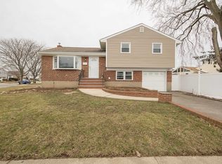 21 Monroe Ave, Hicksville, NY 11801