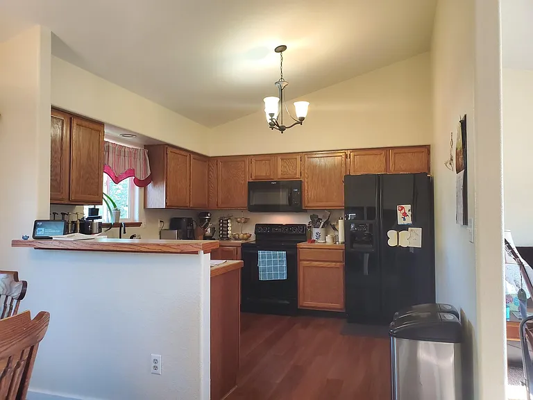 1110 Valley Pl — Photo 4