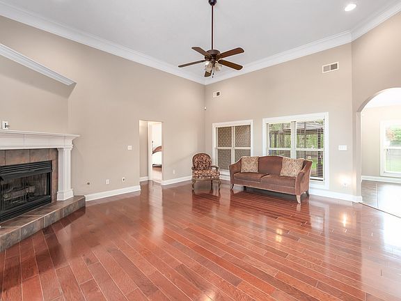 4th image of 15 Larkwood Dr