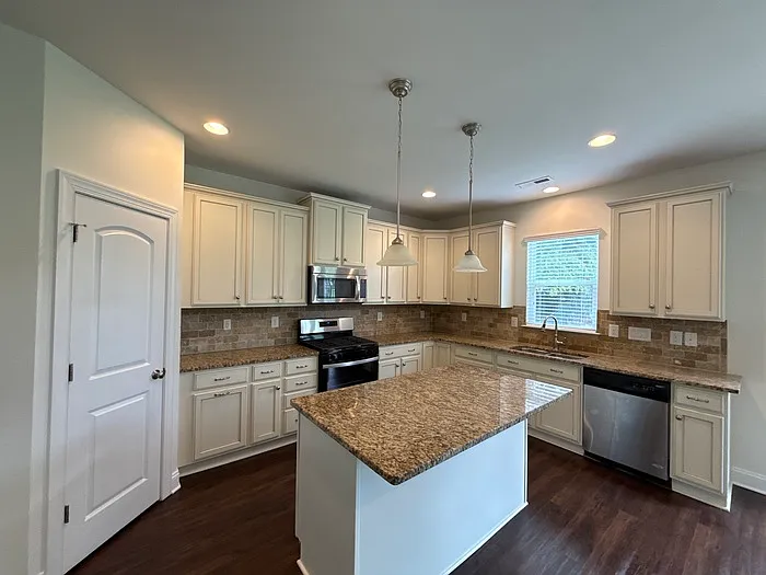1019 Dunhill Ln — Photo 12