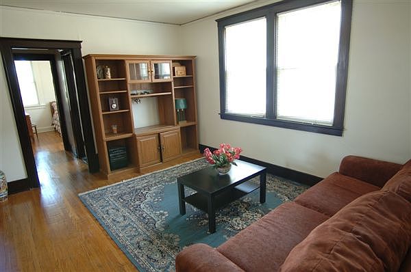 SPACIOUS LIVING ROOM