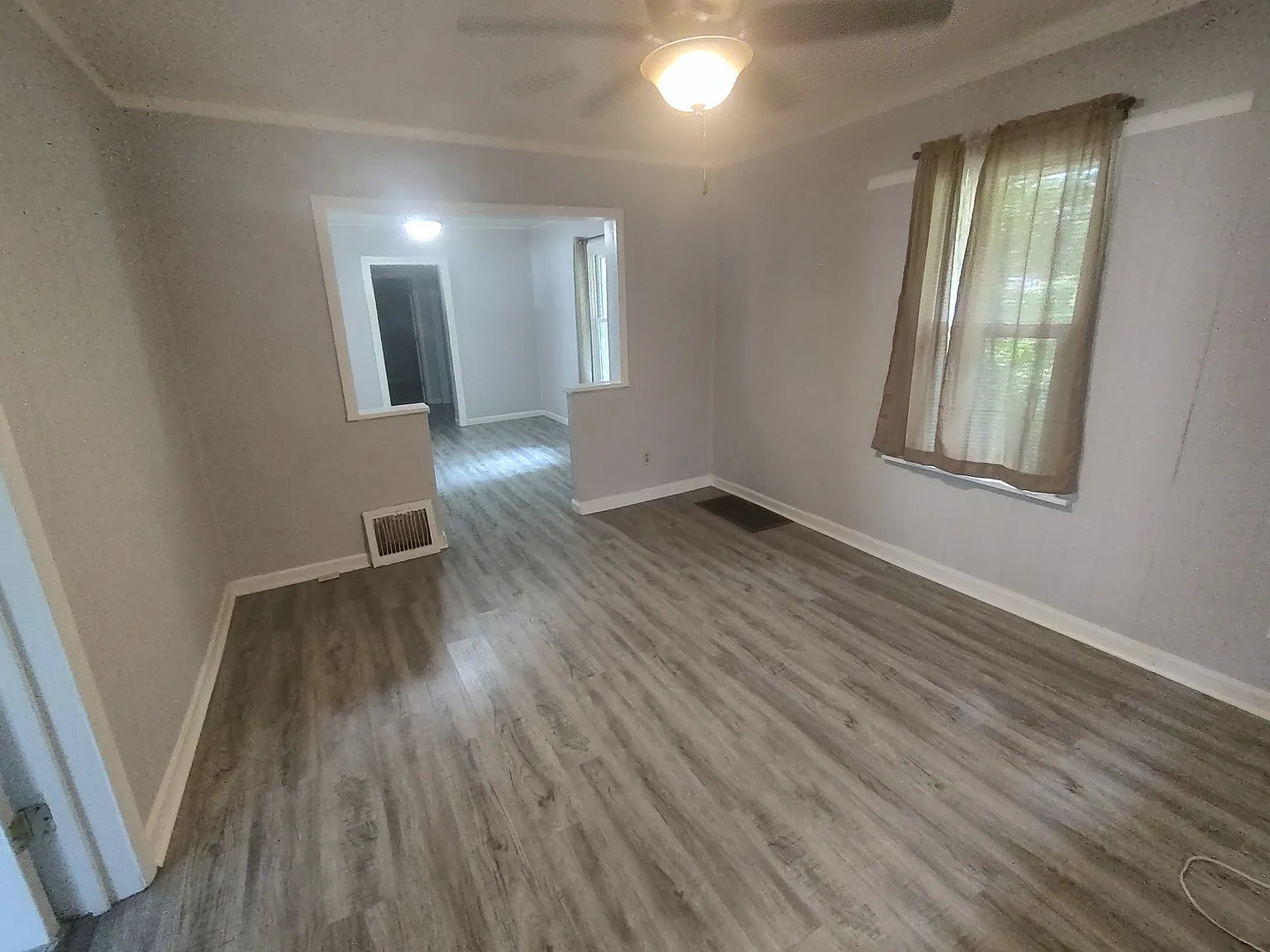 2 bed, 1.5 bath, 913 sqft, $1,000 — Photo 2