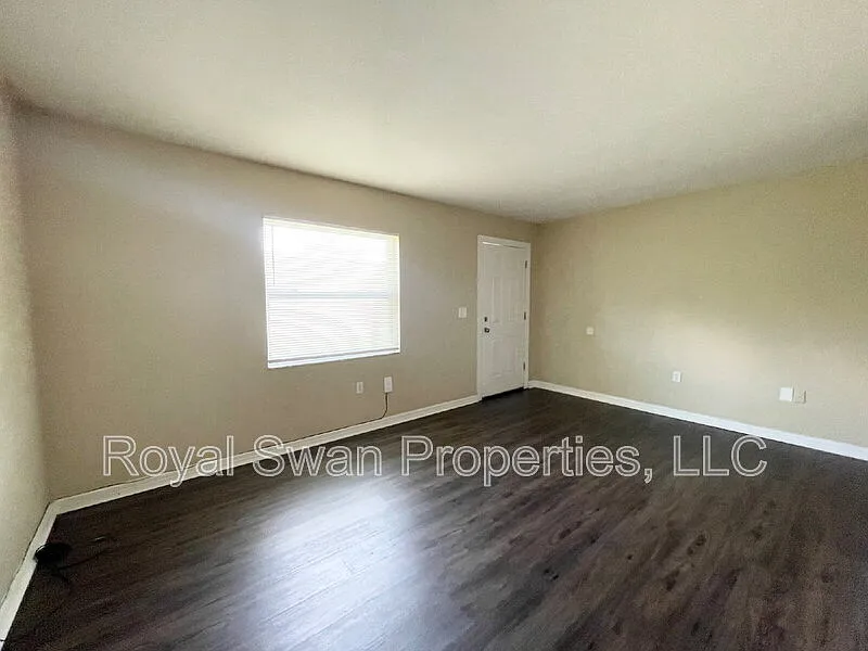 2 bed, 1.0 bath, 775 sqft, $1,095 — Photo 3
