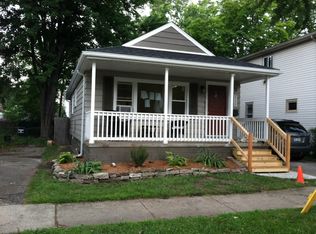 2132 Roslyn Rd, Grosse Pointe Woods, MI 48236