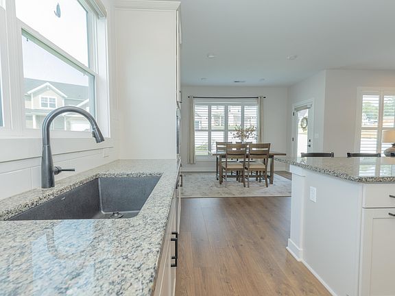 5th image of 2803 Willow Creek Dr