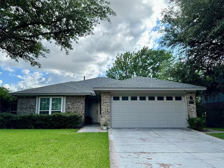 1212 Leah Ln — Photo 1