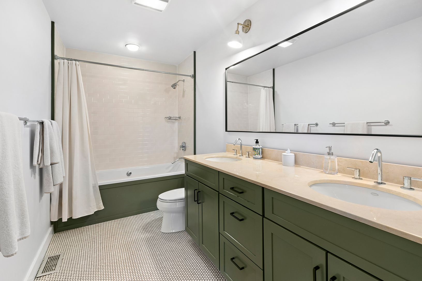  First Floor Guest Bedroom #1 en-Suite Bathroom