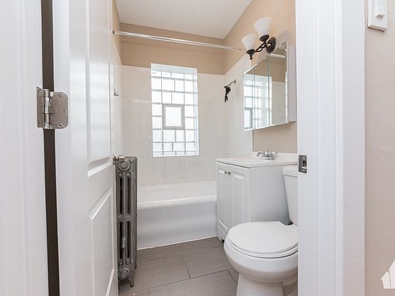 5th image of 6647 N Greenview Ave #1W