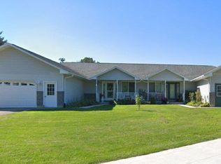 1935 Plum Hollow Ct, Dixon, IL 61021