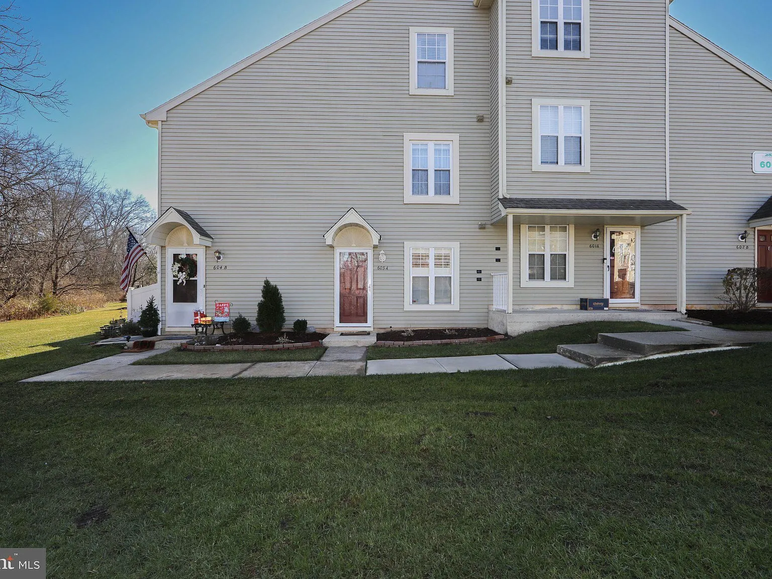 2 bed, 1.0 bath, 920 sqft, $2,100 — Photo 1