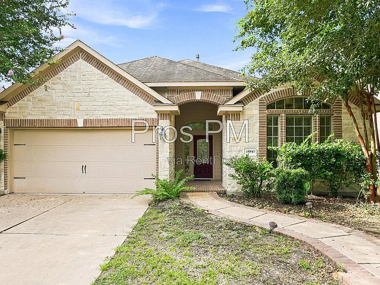 18843 Cove Pointe Dr — Photo 1
