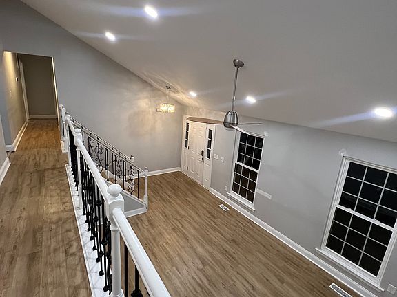 3rd image of 8 Brinks Ct
