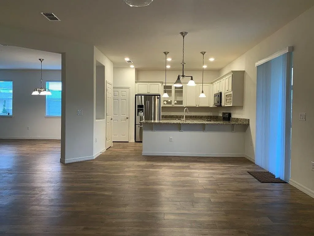 5 bed, 3.0 bath, 3013 sqft, $3,399 — Photo 3
