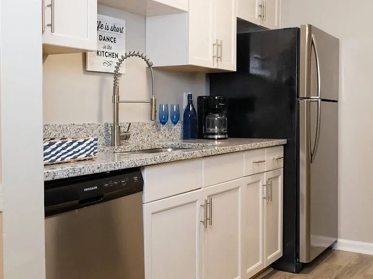 Crestwood Green Apartments — Photo 18