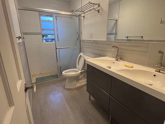 3rd image of 414 Clawson St