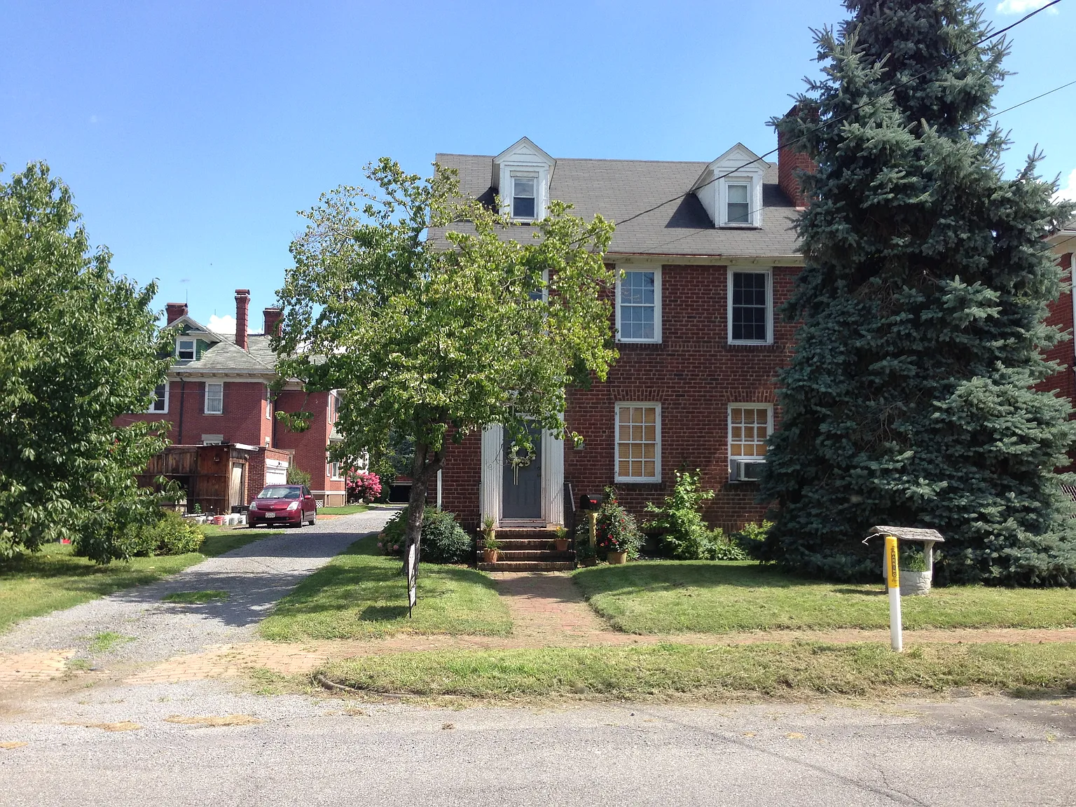 219 E Hawthorne St photo 1