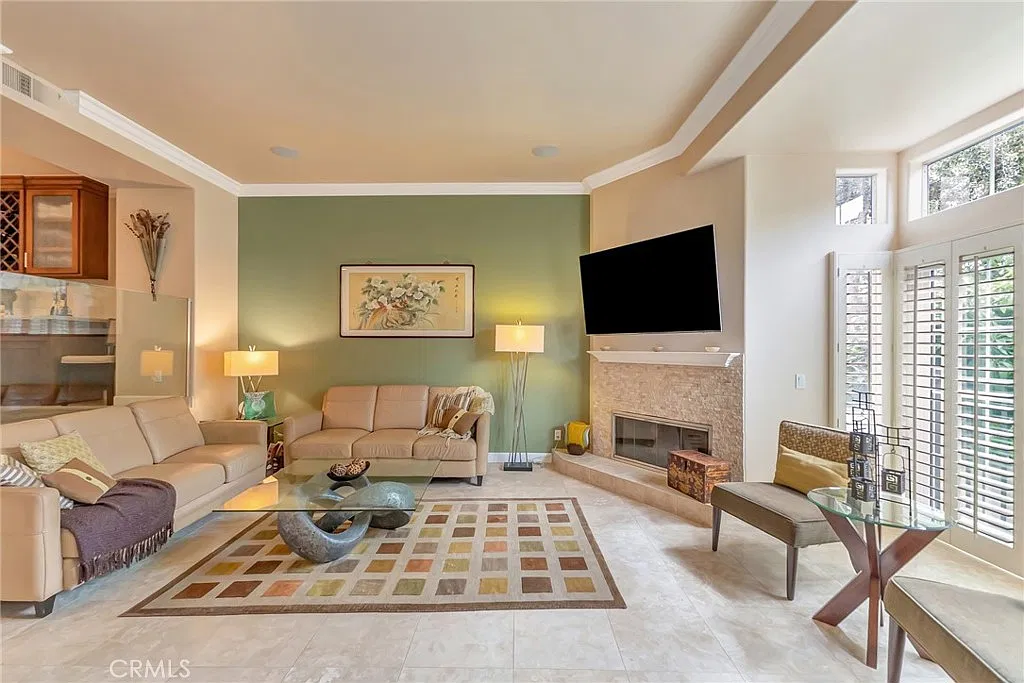 3 bed, 2.5 bath, 2065 sqft, $5,900 — Photo 2