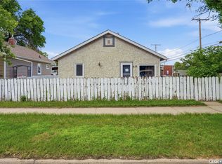 916 Iroquois Street W, Moose Jaw, SK S6H 5B6