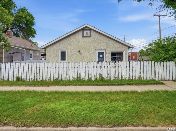 916 Iroquois Street W, Moose Jaw, SK S6H 5B6