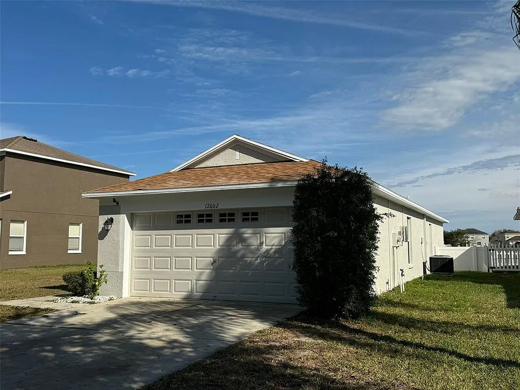 3 bed, 2.0 bath, 1296 sqft, $2,100 — Photo 2