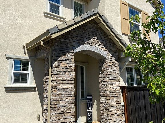 4th image of 915 Blossom Rock Ln