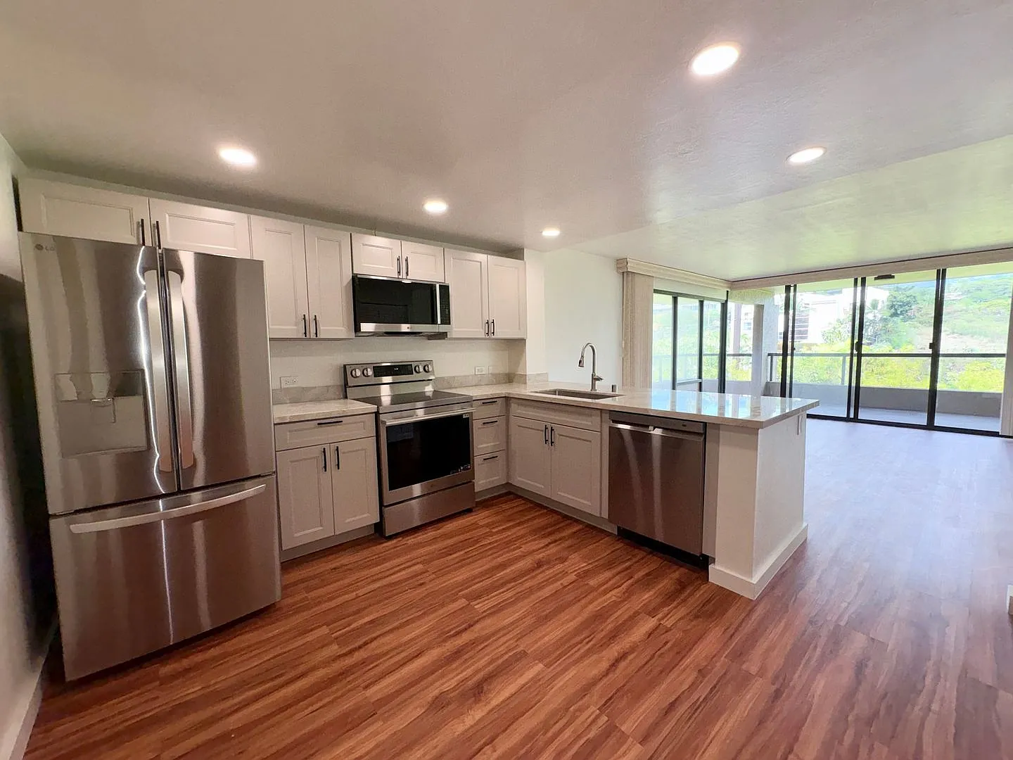 Fully Renovated 1-Bedroom, 2-Bathroom Condo in Kona Pacific — Photo 2
