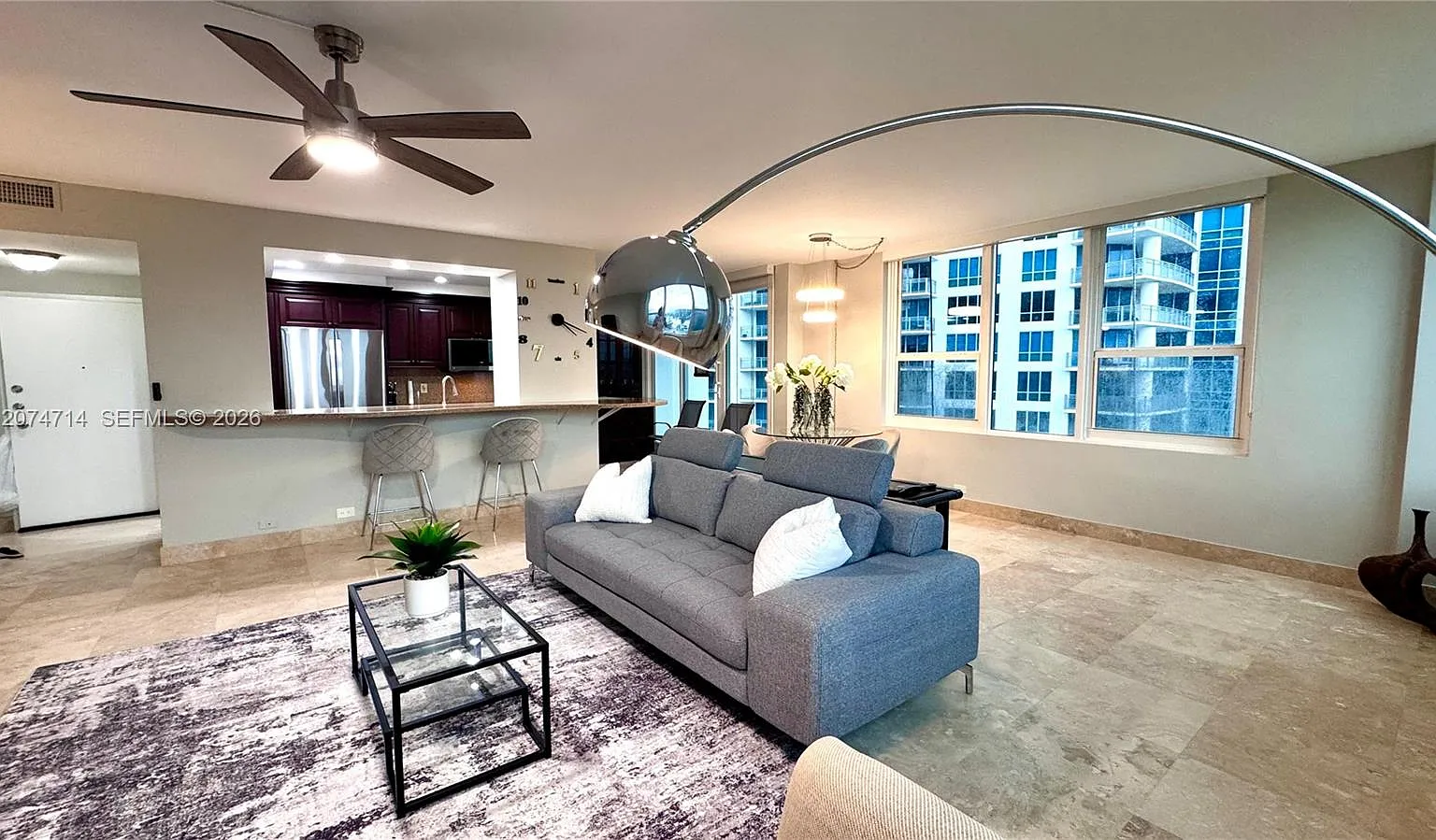 Alexander Towers Condo — Photo 3