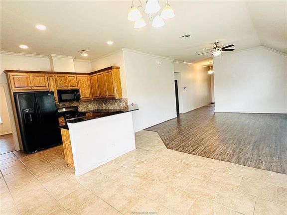 5th image of 914 Crystal Dove Ave