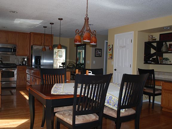 casual dining/wine rack/desk