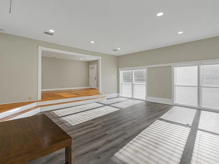 406 N Bonham Dr — Photo 10