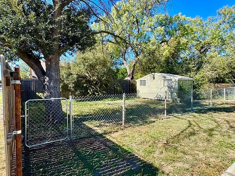 421 S Van Buren St — Photo 15