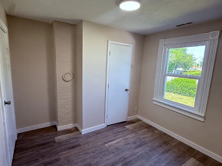 2400 Garfield Ave — Photo 6