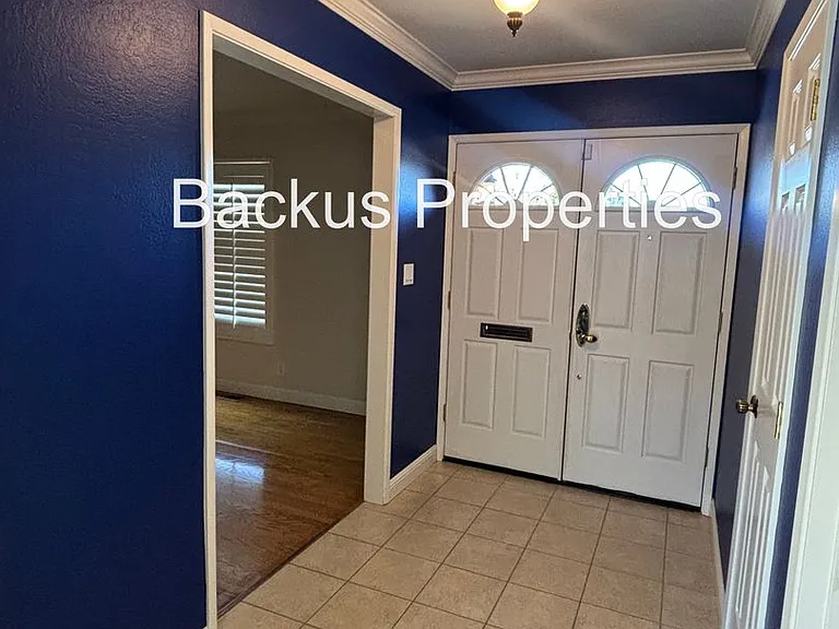 211 Chaucer Dr — Photo 4